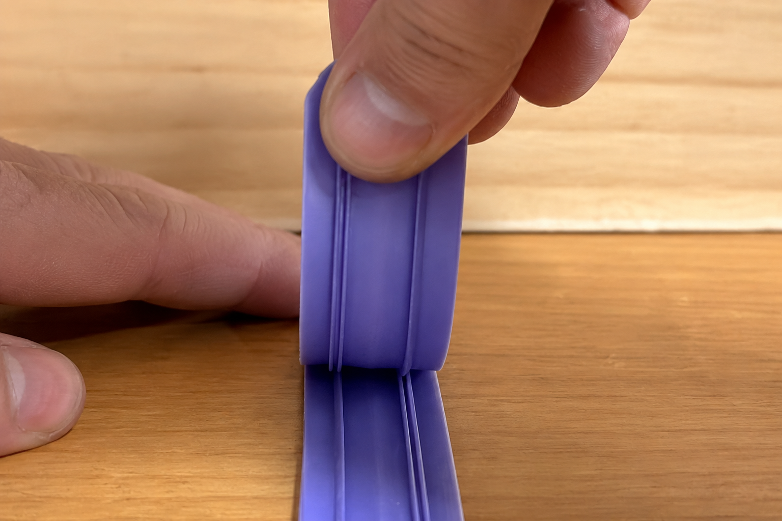 Macro del sistema de rail y canaleta ECOFIXWEAR con cinta reflectante